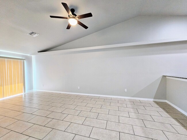 Building Photo - Like New  3 bedroom, 2bath 1 car garage