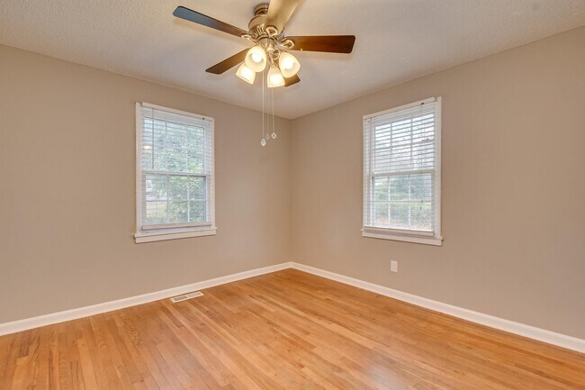 Building Photo - 1019 1/2 Bedford Dr