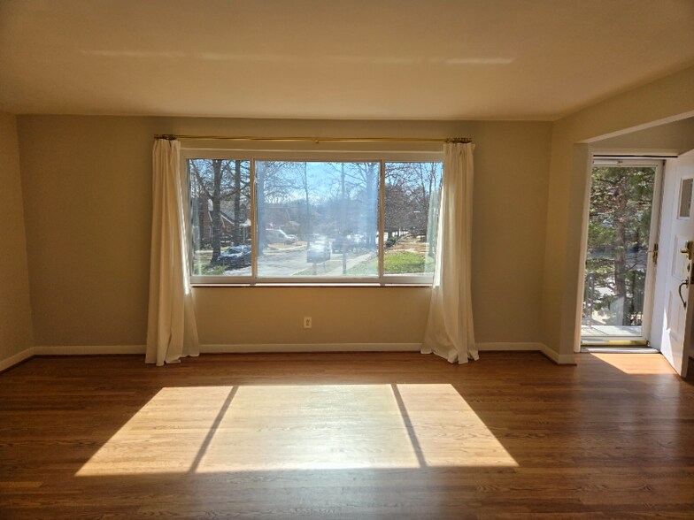 Building Photo - 7729 Brookline Terrace