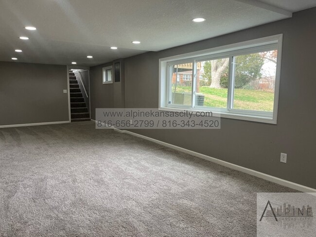 Building Photo - Available Mid January! 5 Bedrooms, PLUS Rec Room in Gladstone!