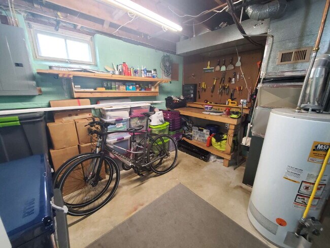 Building Photo - 4 bed 2 bath Comfortable and spacious single-family house, in NE Minneapolis