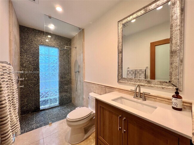 Building Photo - 4639 SW 10th St