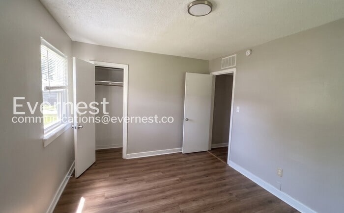 Building Photo - 907 Garywood Pl