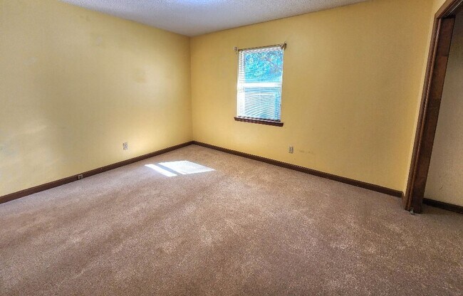 Building Photo - Open Floorplan, 3BD/3Bath with a Huge Sunr...