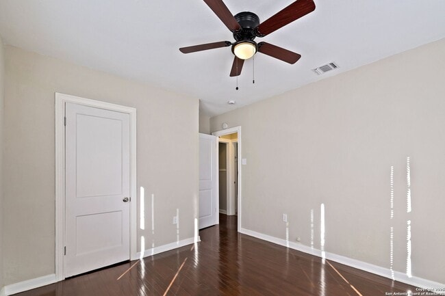 Building Photo - 2 bed 1 bath located in I35 SO. TO E. HOUS...