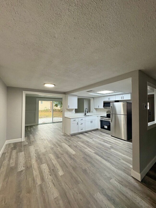 Building Photo - Fully Remodeled 3bed/2bath  Home with Bonus Room & Modern Upgrades