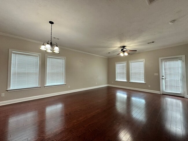 Building Photo - 3 bed/2 bath home with 1-car garage for re...