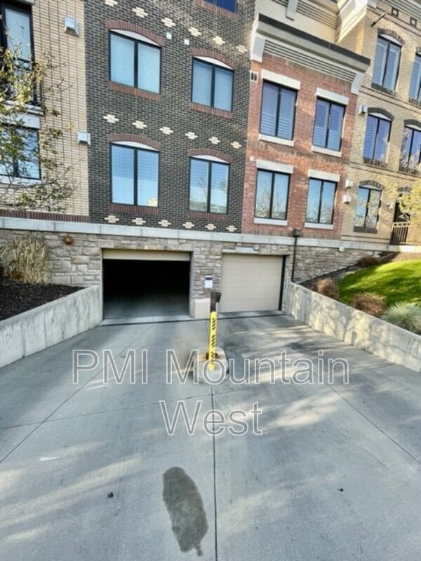 Building Photo - 88 S 900 E