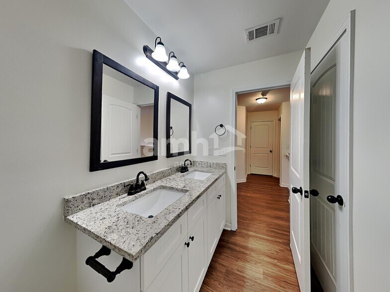 Building Photo - 3004 Feldwood Ct