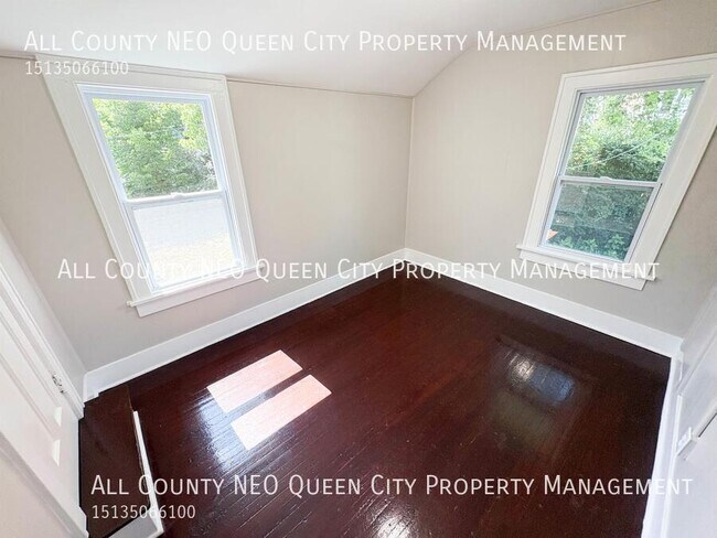Building Photo - 223 W Parkwood Dr