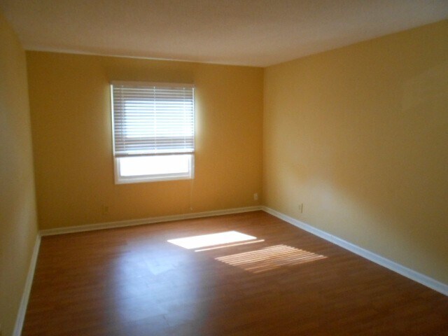 Building Photo - 1br/1ba condo with everything you need! Am...
