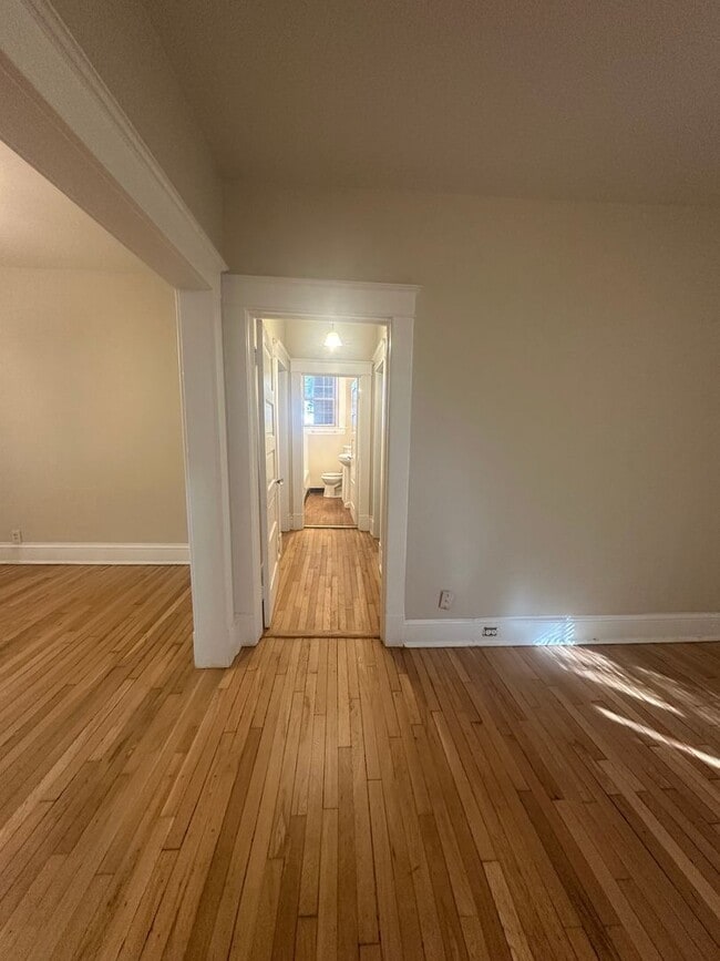 Building Photo - Adorable Condo in Ghent!