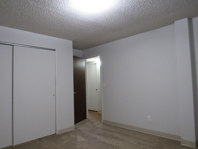 Building Photo - Remodeled Huge 4 Bedroom Townhome