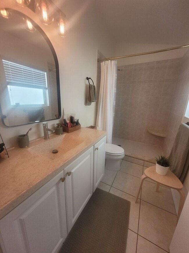 Building Photo - Modern 3 Bed, 2 Bath Home in Chelsea Parc ...