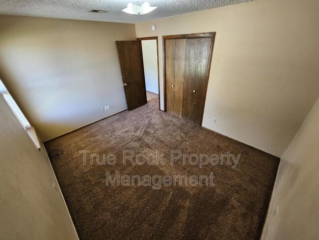 Building Photo - 2501 Oakhurst Dr