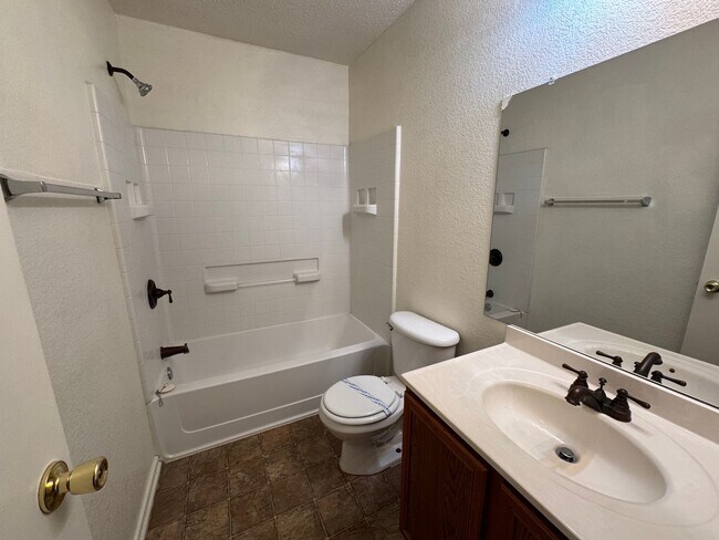 Building Photo - Move in special!! Nice Single Story in Saginaw Area