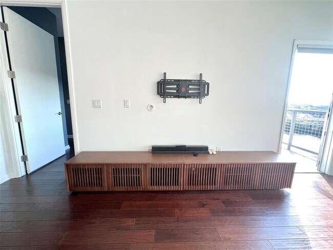 Building Photo - 54 Rainey St