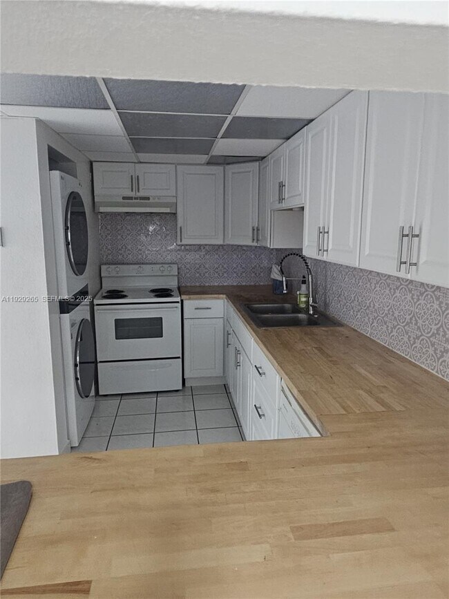 Building Photo - 10000 NW 80th Ct