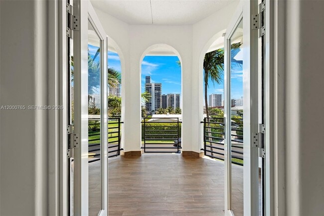 Building Photo - 552 Palm Dr