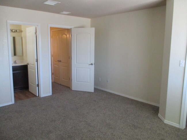 Building Photo - "Charming 2-Bed, 2-Bath Gem in El Paso – 1...