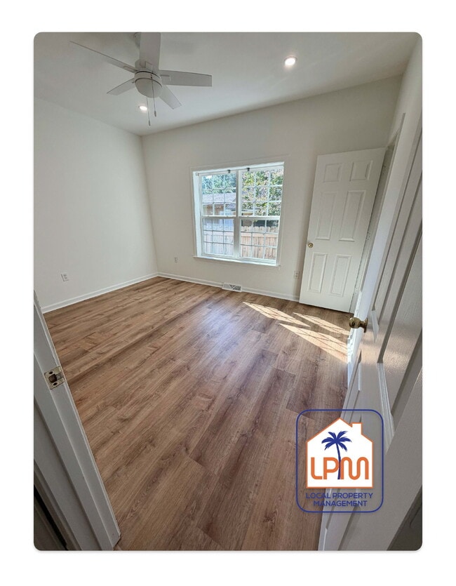 Building Photo - Spacious 3-Bed Retreat with Granite Kitchen & Cozy Fireplace