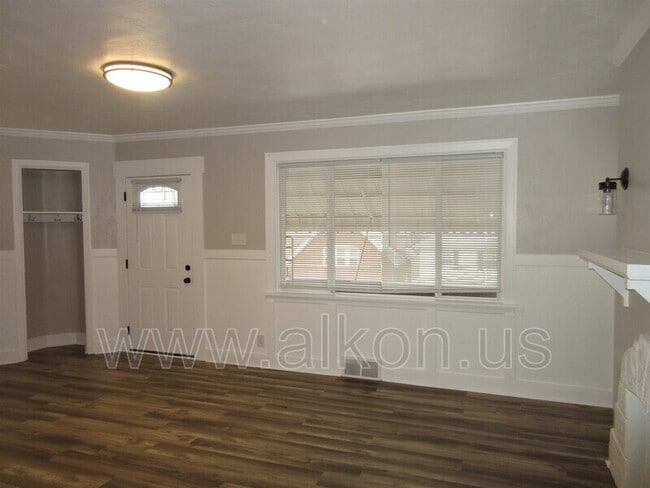 Building Photo - 818 Woodbourne Ave