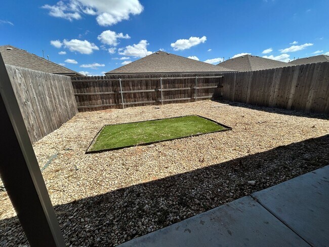 Building Photo - 3 bed 2 bath Duplex  Available 9/10!