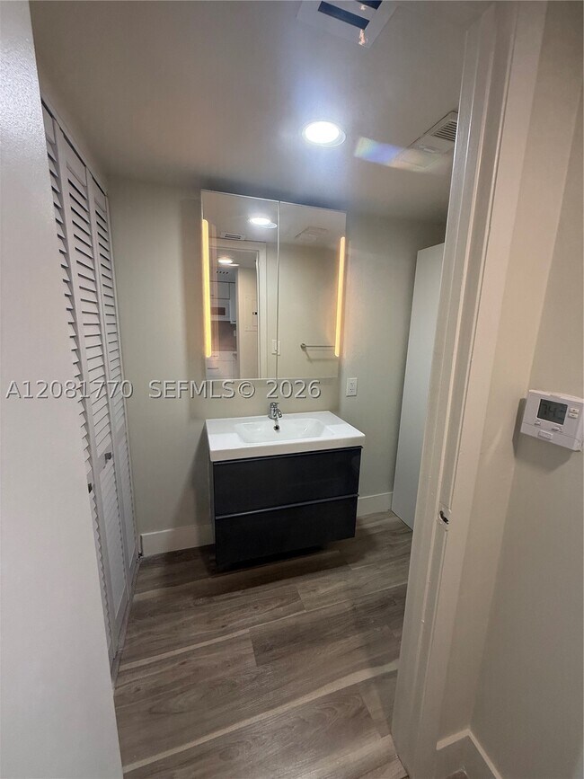 Building Photo - 540 Brickell Key Dr