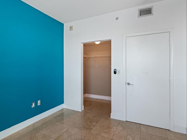 Building Photo - "Chic 1-Bedroom Retreat in the Heart of Miami - 782 Sq Ft of Comfort!"
