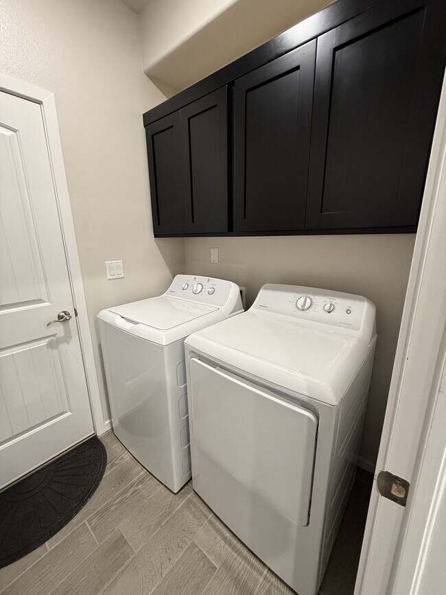 Building Photo - 1099 Sky River St