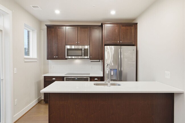 Building Photo - Georgia Row Townhome | 2 Bed | 2.5 Bath | 1,400 Sf | Juliet Balcony | 1 Assigned Parking Space