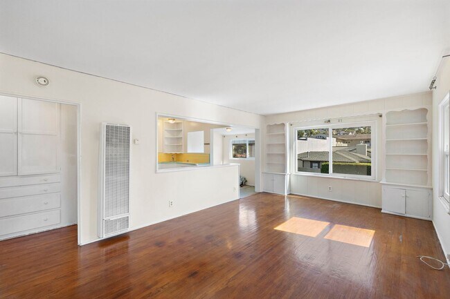 Building Photo - Centrally Located in the heart of Laguna Village