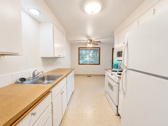 Building Photo - 21318 SE Alder Ct