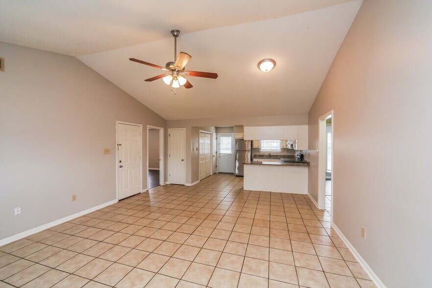 Building Photo - 7110 Redfern Dr