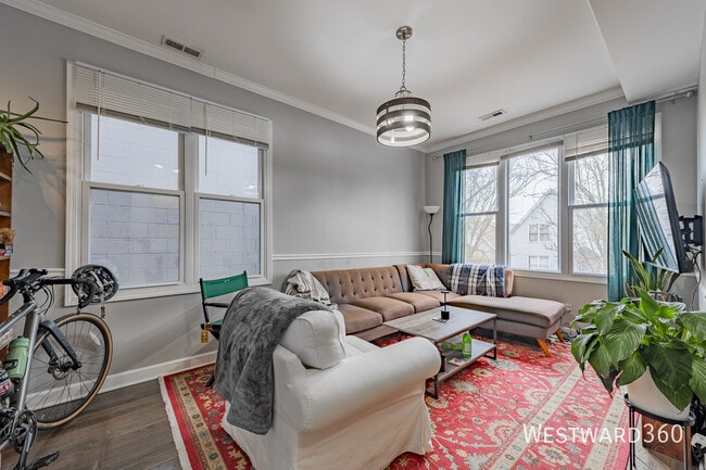 Building Photo - 1733 N Artesian-3