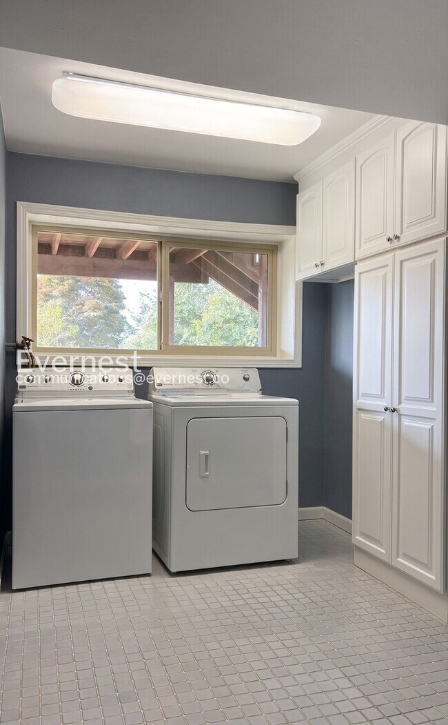 Building Photo - 4-Bed/2.5-Bath Home/ Voucher Accepted/ Available Soon!