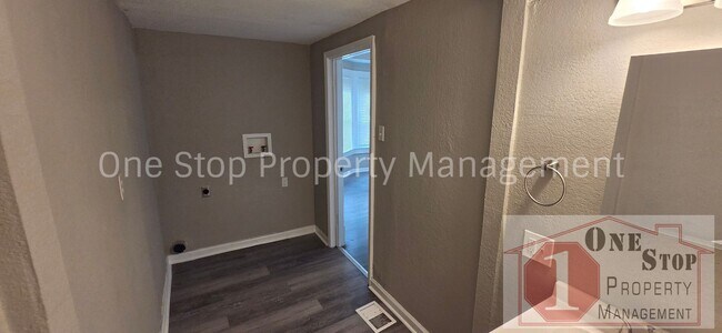 Building Photo - Beautiful 3 Bedroom 2 Bathroom in Kansas City!