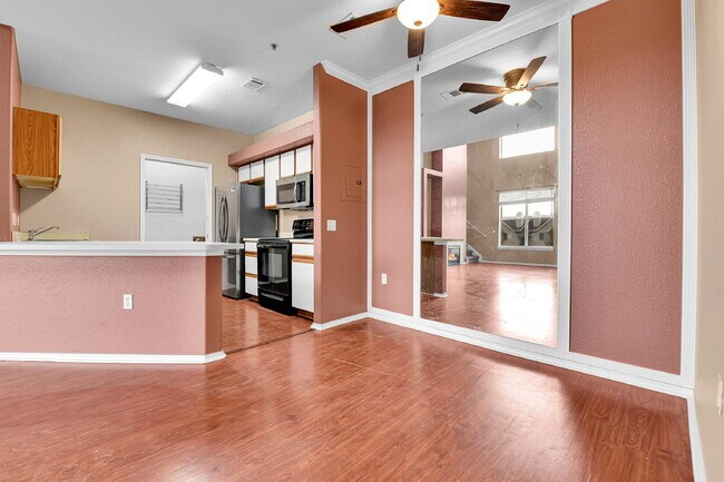 Building Photo - $2,195.00, 2 bed, 1 .5 bath located in Aur...