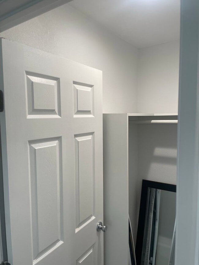 Building Photo - Charming and Upgraded ADU with separate en...