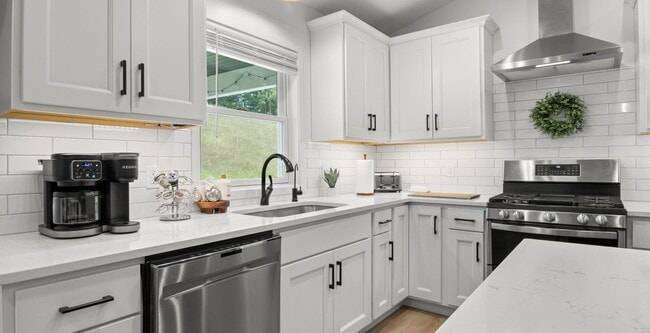 Building Photo - Furnished Home with Modern Amenities in Williamsburg
