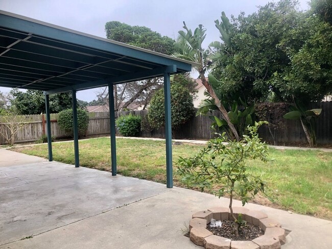 Building Photo - Oxnard | 4 bedroom + 2.5 bathroom Single F...