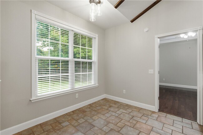 Building Photo - 305 NW Palomino St