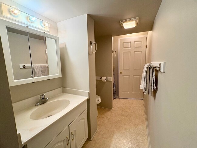 Building Photo - 220 Hill St