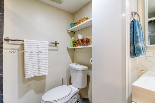 Building Photo - 3095 N Oakland Forest Dr