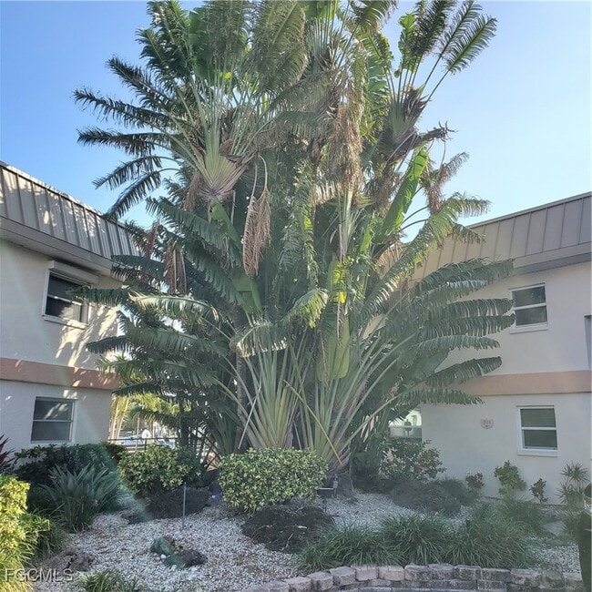 Building Photo - 828 Victoria Dr