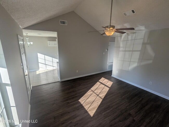 Building Photo - 502 Village Cove