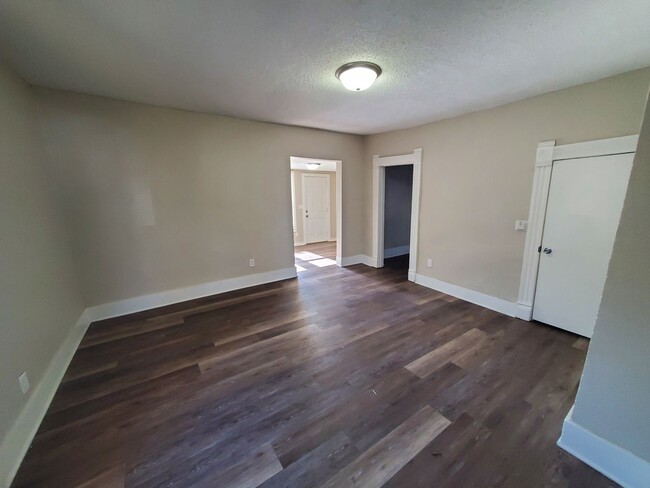 Building Photo - 3 Bedroom, 1 Bathroom Home with additional...