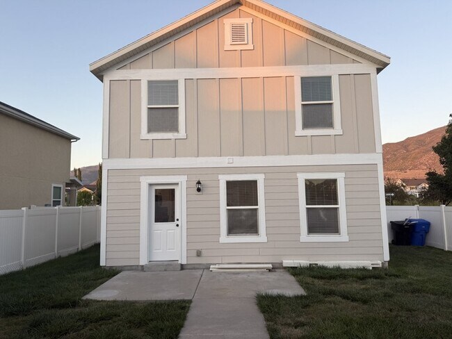 Building Photo - 1427 S Paddock Dr