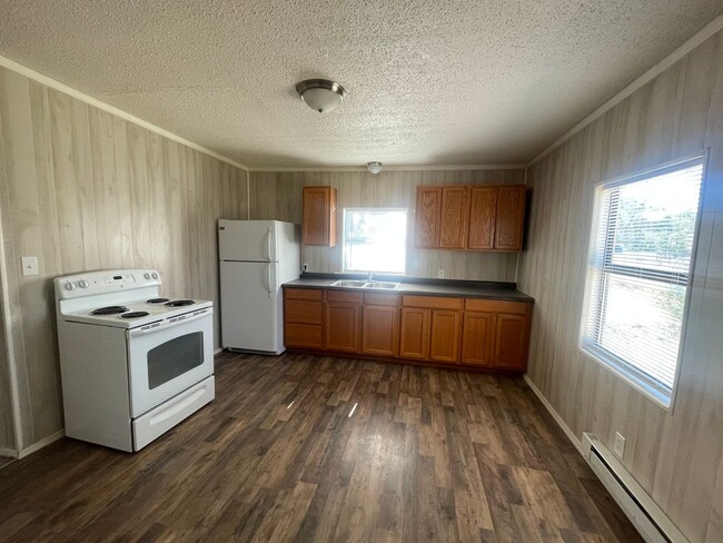 Building Photo - 2 bedroom / 1 bath, W/D connections