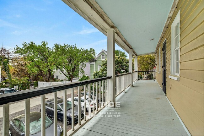 Building Photo - Walkable Downtown Living